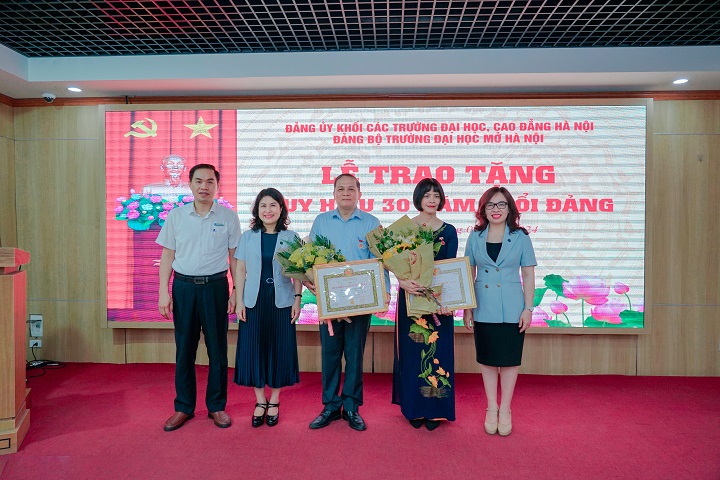 Trường Đại học Mở Hà Nội tổ chức Lễ trao tặng Huy hiệu 30 năm tuổi Đảng và Công bố các quyết định bổ nhiệm viên chức quản lý